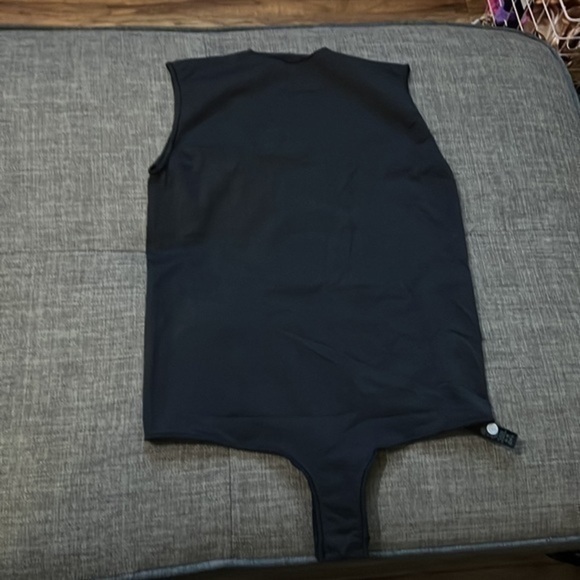 Skims Essential Crew Neck Sleeveless - Picture 4 of 10